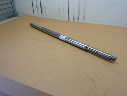 SR500 teränkäyttö akseli - Sampo-Rosenlew leikkuupöytä - k5-37-01.1 - 1