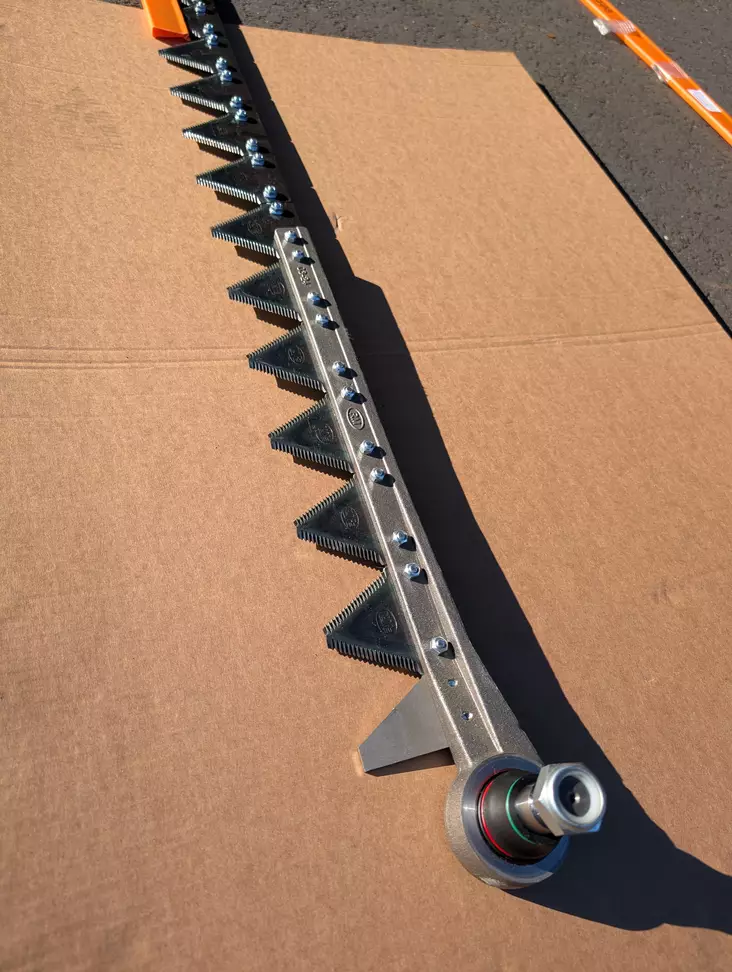 SR leikkuuterä isonivel 5,7m pulttik - Sampo-Rosenlew leikkuupöytä - t-031 - 1