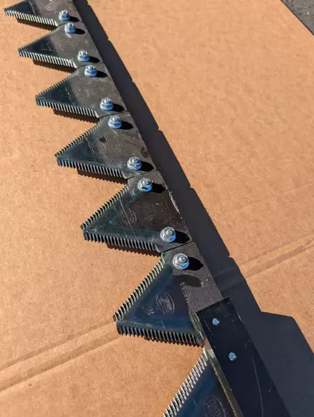 SR leikkuuterä latta 5,1m pulttikiin. - Sampo-Rosenlew leikkuupöytä - t-026 - 2